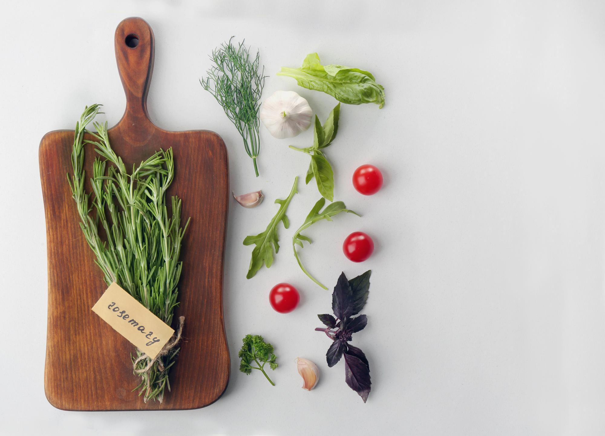 Dettaglio ingredienti freschi su tagliere